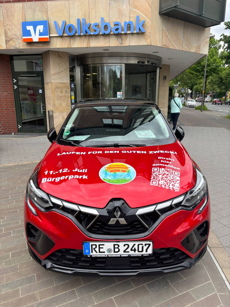 Foto eines Mitsubishi-Fahrzeugs mit Werbung für den Lauf vor der Vereinten Volksbank