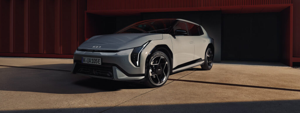 Foto des Kia EV4 in der Sonne